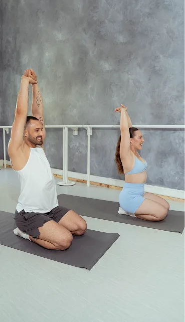 Dos personas haciendo Mat Pilates